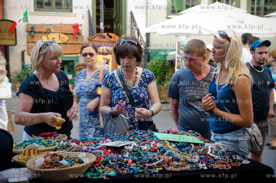 Gdansk. Jarmark Dominikanski. Stoiska na ul. Kolodziejskiej...