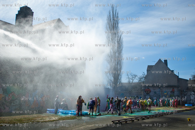 Gdansk. Centrum Stocznia Gdanska. Kolorowy smigus-dyngus...