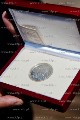 Gdansk. Stocznia Remontowa. Operacja stawiania pierwszego...