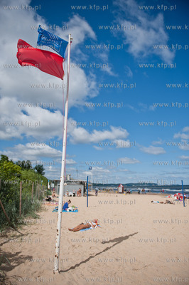 Gdansk. Czerwona flaga wywieszona na plazy w Jelitkowie...