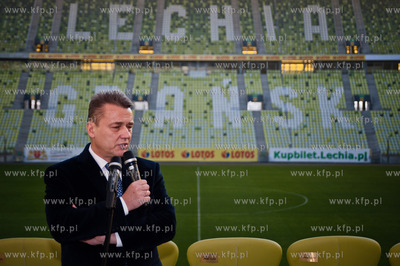 Gdansk. Stadion PGE Arena. Symboliczne ukonczenie malowania...