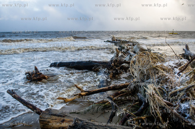 Gdynia. Orłowo. Skutki nocnego sztormu na Bałtyku.
05.01.2017
fot....