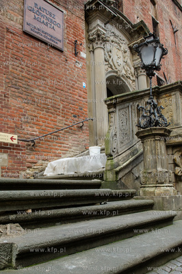 Gdańsk. Remont zabytkowego przedproża Ratusza Głównomiejskiego.
18.10.2017
fot....