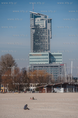 Gdynia. Słoneczna, jednak mroźna pogoda na gdyńskiej...