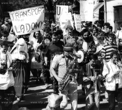 Parada studentow wchodzacych do tunelu pod torami na...