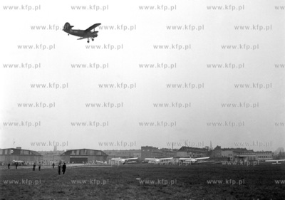 Samolot AN 2 nad lotniskiem w Gdansku Wrzeszczu. 30.04.1973...