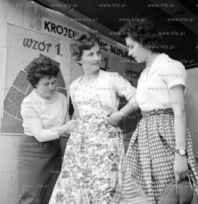 Bezplatne krojenie spodnic w w Gdansku Wrzeszczu. 1961...