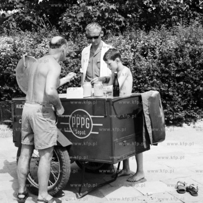 Punkt malej gastronomi przy plazy w Sopocie. 06.1966...