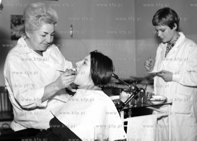 Kontrola uzębienia w szkolnym gabinecie stomatologicznym.
01.1970
0002839z_styczen1970
Fot....