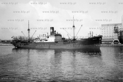 Stetek Kolno wpływa do portu gdańskiego. (lata60)....