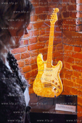 Jedna z unikatowych bursztynoiwych gitar, wykonanych...