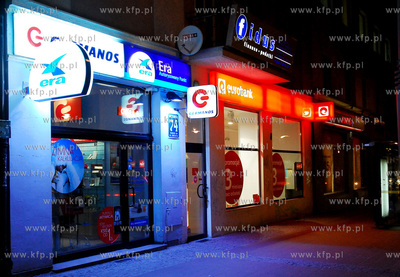 Gdynia. Ul. Swietojanska noca. Nz. sklep Germanos i...