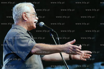 Impreza Lata z Radiem w Chojnicach. Nz. Wystep Jana...