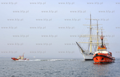 Najstarszy polski zaglowiec Dar Pomorza bedacy obecnie...