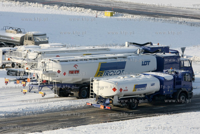 Gdansk, Rebiechowo. Zima na lotnisku. Nz. Cysterny...