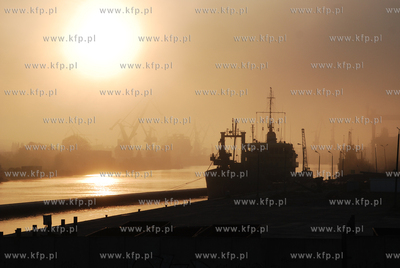 Mglisty zachod slonca nad Martwa Wisla. Widok z mostu...