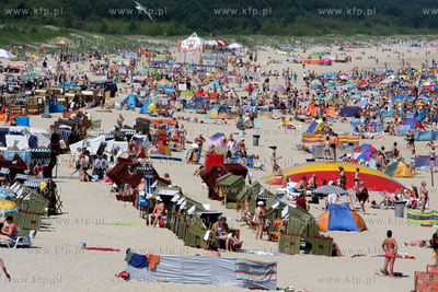 Swinoujsciu. Sloneczna pogoda sprzyja plazowaniu i...