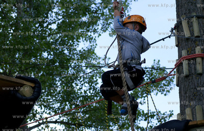 Adventure Park Kolibki w Gdyni. Nz. 6-letni Marek na...