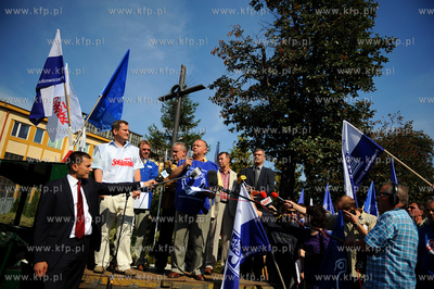 Gdynia. Pikieta pod brama do Stoczni Gdynskiej nawolujaca...