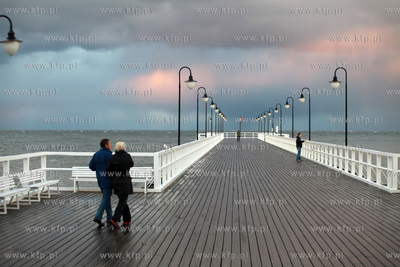 Sztorm na Baltyku. Gdynia Orlowo. Nz. nieliczni spacerowicze...