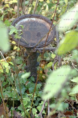 Opuszczony poniemiecki cmentarz w miejscowosci Osowo...