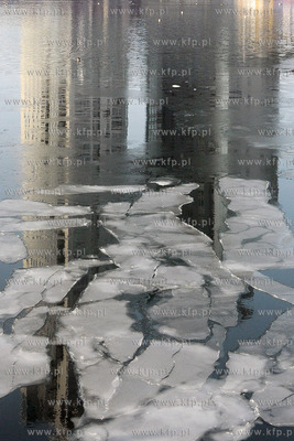 Zima w Gdynskim porcie i okolicy. Nz. Apartamentowiec...