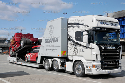 Gdynia. Do gdynskiego portu przyplynely ciezarowki,...