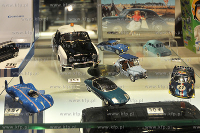 Salony samochodowe na Polach Elizejskich (Champs Elysee...