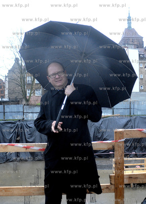 W strugach deszczu odbyla sie uroczystosc wbudowania...