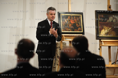 Pokaz szesciu obrazow i jednej rzezby w Oddziale Sztuki...