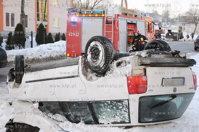 Bia  y Volkswagen Passat dachowal na ul. Komandorskiej...