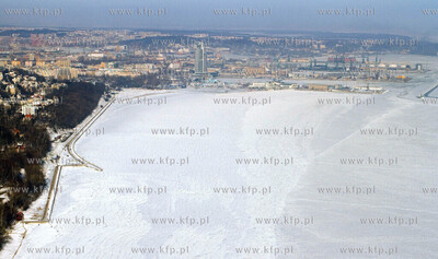 Zdjecia lotnicze zamarznietej Zatoki Gdanskiej. Nz....