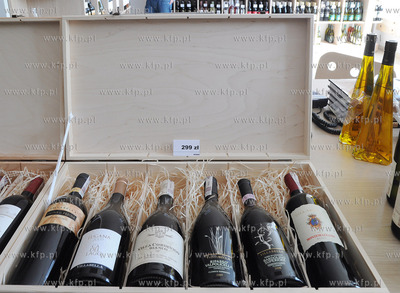 Winarium. Marek Kondrat i Syn sklep przy ulicy Swietojanskiej...