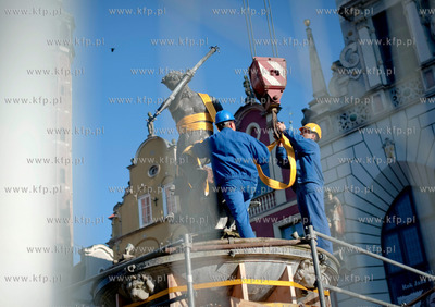 Gdansk. Demontaz figury Neptuna z fontanny na Dlugim...