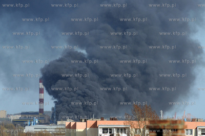 Pozar hali magazynowej na ulicy Hutniczej w Gdyni....