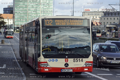 Gdańsk, Dworzec PKP. Autobus MERCEDES CONECTO G linii...