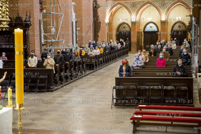 Pierwsza niedziela kiedy obowiązuje  limit osób w...