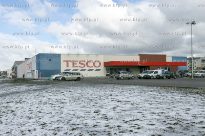 Hipermarket Tesco przy ulicy Ignacego Domeyki w Pruszczu...
