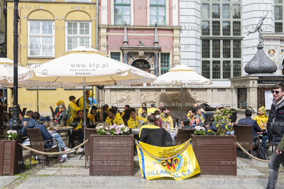 Kibice Villarreal CF na ul. Długi Targ w Gdańsku...