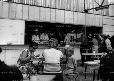 Bar pod chmurka przy plazy na gdanskich Stogach. Lata...