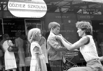 Zakupy na Jarmarku Szkolnym w Gdansku przed rozpoczeciem...