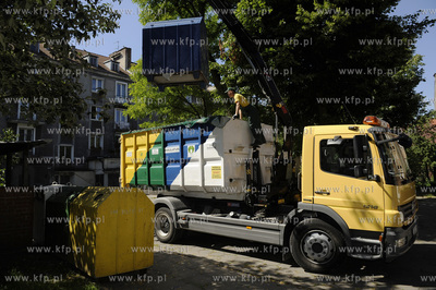 Samochod do wywozu posegregowanych odpadow. 03.07.2008...