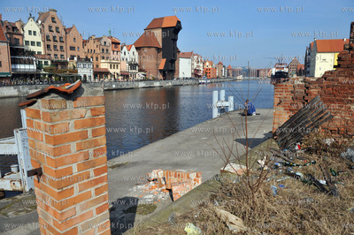Gdansk. Widok na Zurawia i Dlugie Pobrzeze z Wyspy...