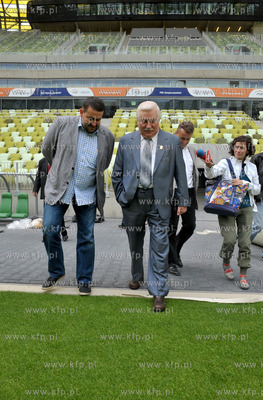 Prezydent Lech Walesa zwiedza stadion PGE Arena w Gdansku....