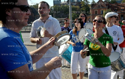 Gdansk. Citi Forum. Parada z udzialem bebniarzy, tancerzy...