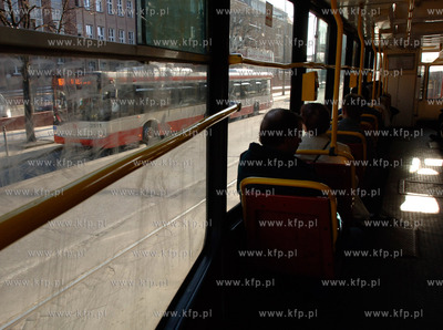 Tramwaj linii 10 jadacy ul. Nowe Ogrody i Kartuska...