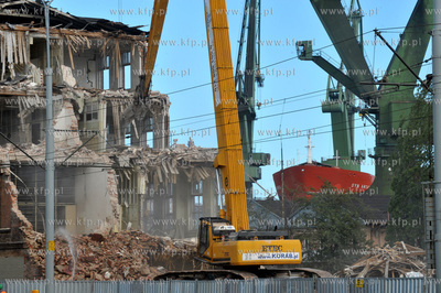 Wyburzanie stoczniowych budynkow przy ul. Jana z Kolna.
06.09.2012...