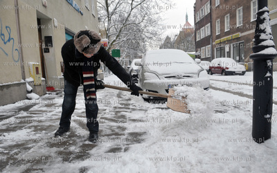 Zima na ulicach Gdanska. Tradycyjne odsniezanie ul....