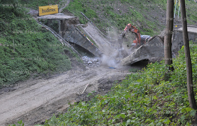 Wyburzanie Mostku Weisera Dawidka na gdanskiej Strzyzy....