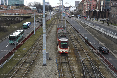 Gdańsk. Węzeł Okopowa. Tramwaj  105n na ul. Okopowej....